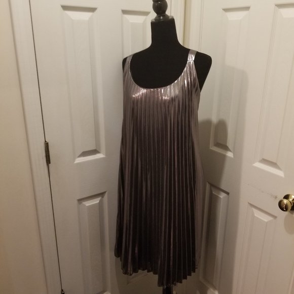 Pleated trapeze styled dress - Picture 1 of 4